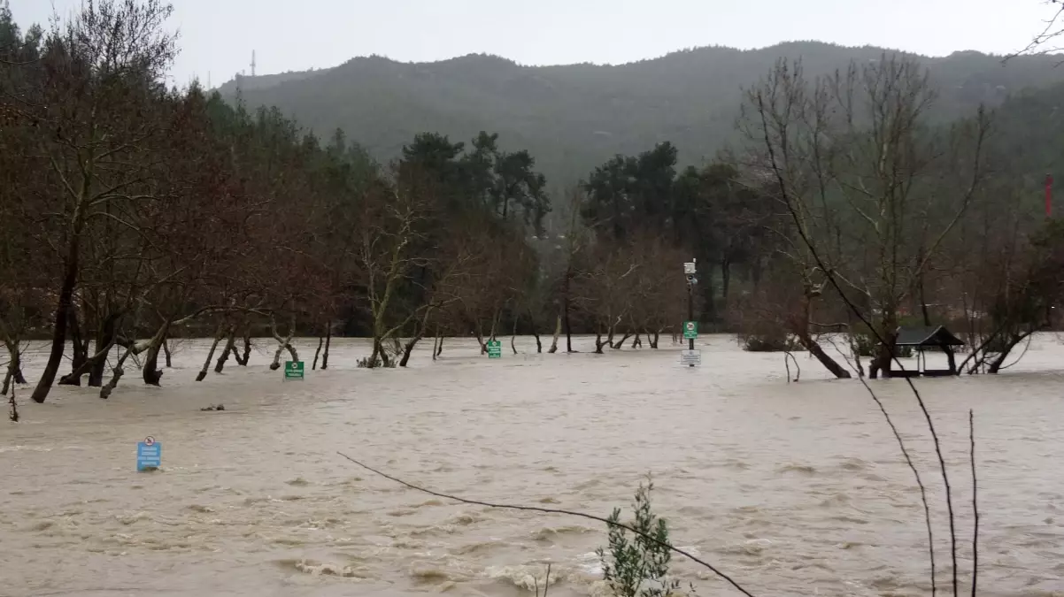 Наводнение и закрытие дорог в Анталье