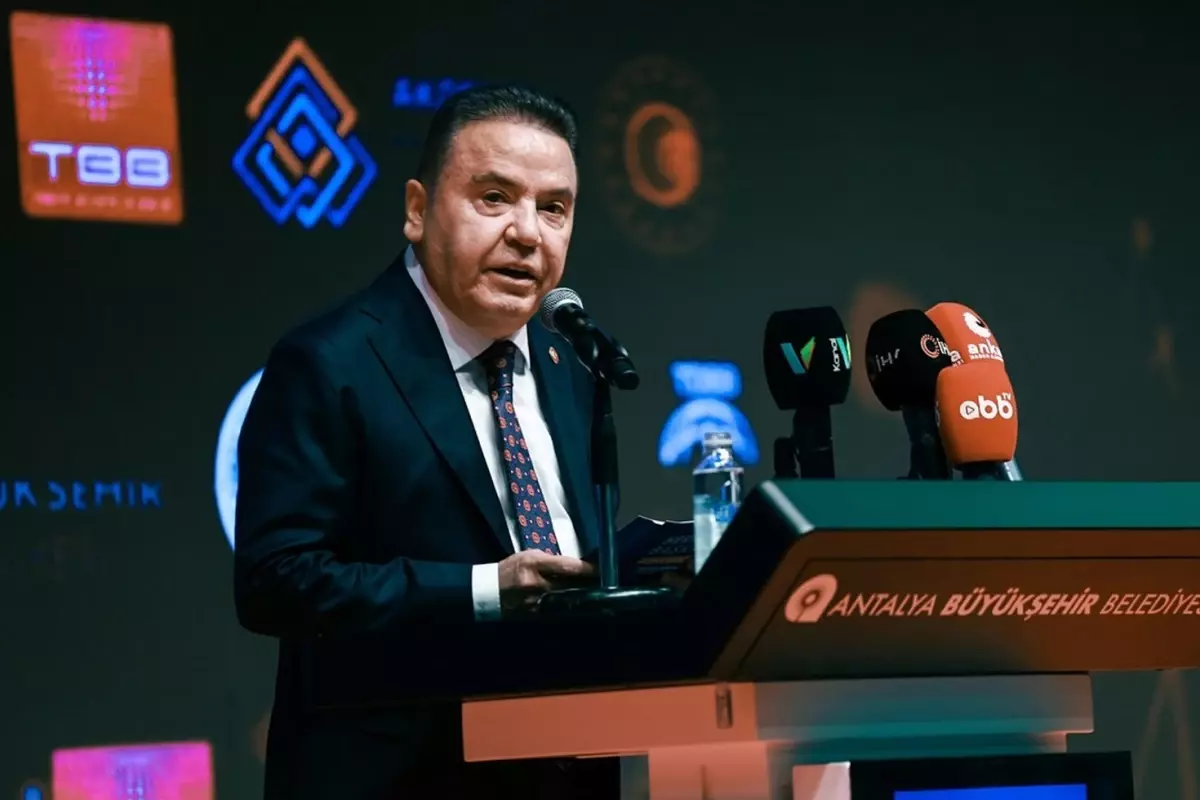 Мэр Антальи Мухиттин Бёчек снова госпитализирован