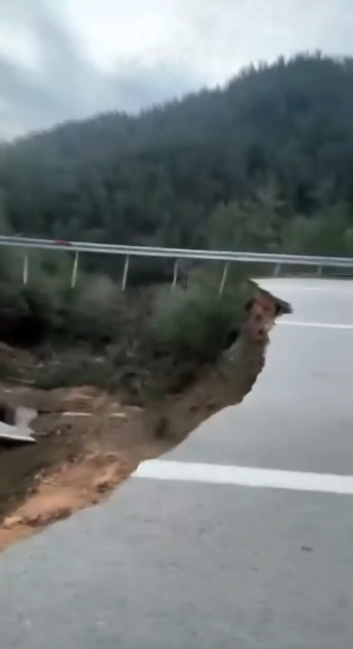 В Анталье оползень вызвал обрушение дороги