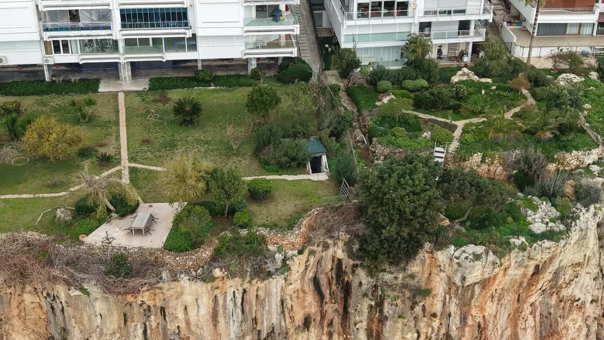 В Анталии запечатаны незаконные постройки на скалах